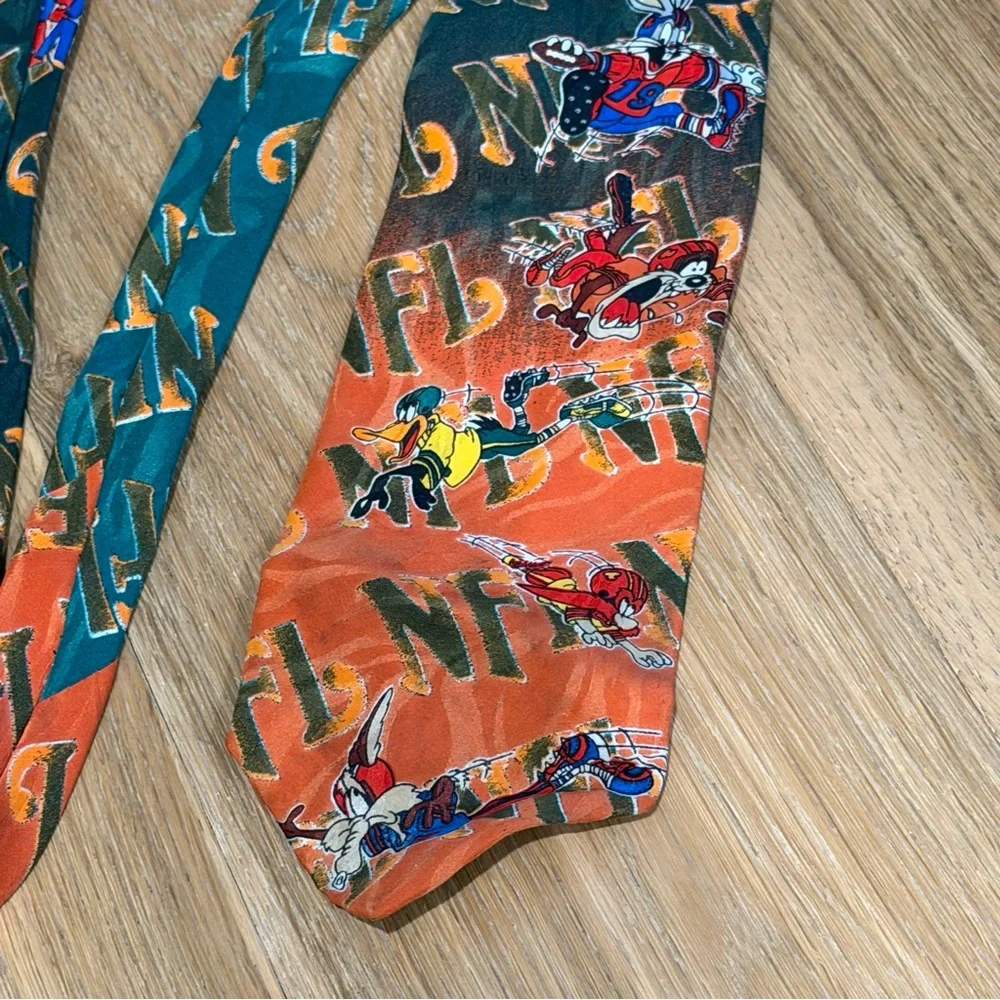 NFL NOVELTY MOLTO WARNER BROS Evasive Offense Tie Bugs Bunny Taz Looney Tunes